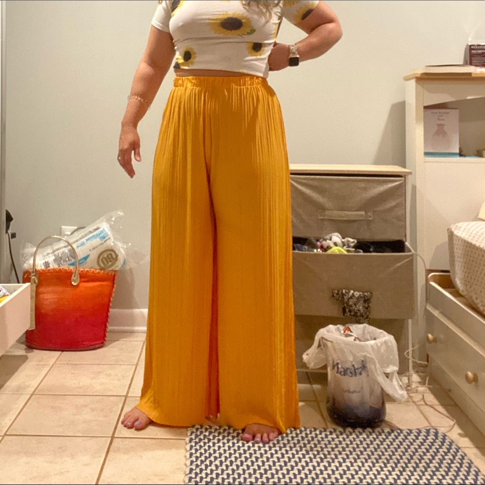 Loose yellow pants